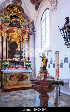 Autel latéral et police baptismale, église paroissiale catholique St Magnus, Lenzfried, Kempten, haute-Bavière, Bavière,Allemagne Banque D'Images