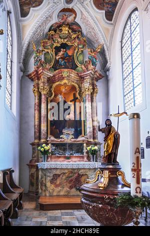 Autel latéral et police baptismale, église paroissiale catholique St Magnus, Lenzfried, Kempten, haute-Bavière, Bavière,Allemagne Banque D'Images