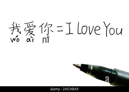 Texte chinois manuscrit avec des caractères pinyin et sa traduction anglaise de I Love You avec un stylo Banque D'Images