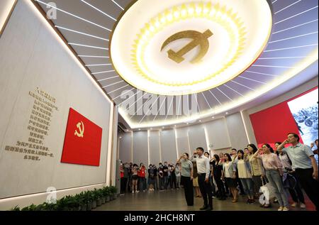 (211229) -- BEIJING, le 29 décembre 2021 (Xinhua) -- les membres du Parti communiste de Chine (PCC) passent en revue le serment d'admission du Parti à la mémoire du premier Congrès national du PCC à Shanghai, en Chine orientale, le 3 juin 2021.Les 10 premiers événements de l'actualité chinoise de Xinhua en 2021 2.CPC lance une campagne sur l'étude de l'histoire du partiLe Parti communiste de Chine (PCC) a lancé une campagne sur l'étude de l'histoire du Parti le 20 février 2021, année du centenaire du PCC.En tant que décision stratégique majeure prise par le Comité central du CPC, la campagne visait à mobiliser l'ensemble du Parti et de la nation Banque D'Images
