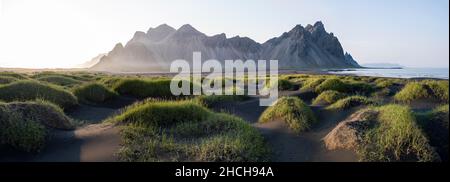 Plage de lave noire, plage de sable, dunes avec herbe sèche, montagnes Klivatindur, Eystrahorn et Kambhorn, promontoire Stokknes, chaîne de montagnes Klivatindur Banque D'Images