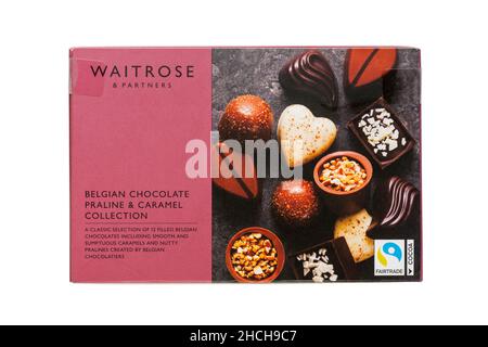 Collection de chocolats belges Praline et caramel de Waitrose une sélection classique de 12 chocolats belges remplis sur fond blanc - Commerce équitable Banque D'Images