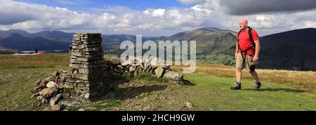 Walker au sommet cairn sur Clough Head est tombé au-dessus de St Johns dans le village de Vale, près de Keswick, Lake District National Park, Cumbria, Angleterre, Royaume-Uni CLO Banque D'Images