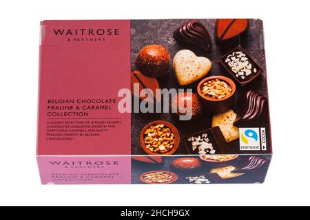 Collection de chocolats belges Praline et caramel de Waitrose une sélection classique de 12 chocolats belges remplis sur fond blanc - Commerce équitable Banque D'Images