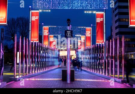 Réflexions par lucide crée dans la voie olympique Wembley Park Londres Royaume-Uni Banque D'Images