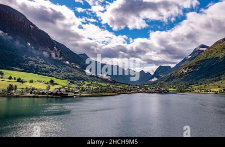 Le village d'Olden sur le Innvikfjord en Norvège Banque D'Images