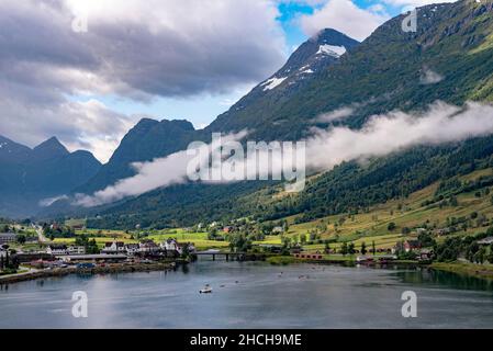 Le village d'Olden sur le Innvikfjord en Norvège Banque D'Images