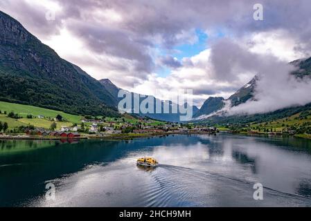 Le village d'Olden sur le Innvikfjord en Norvège Banque D'Images