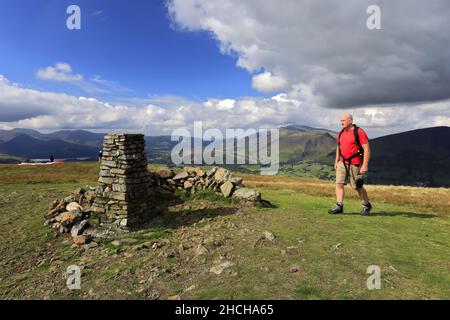 Walker au sommet cairn sur Clough Head est tombé au-dessus de St Johns dans le village de Vale, près de Keswick, Lake District National Park, Cumbria, Angleterre, Royaume-Uni CLO Banque D'Images