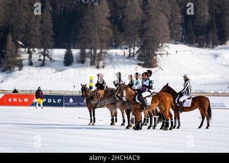 Team Badrutt Palace Hotel (noir) et Team Azerbaijan Land of Fire (blanc) lors de la présentation de l'équipe, coupe du monde 36th Snow Polo St. Moritz 2020 Banque D'Images