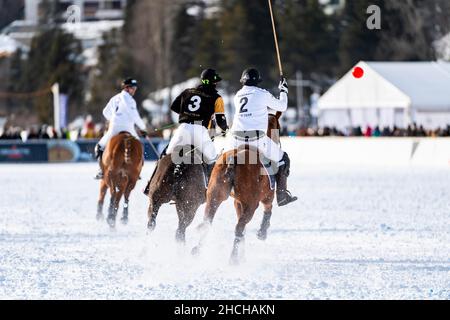 Valentin Novillo Astrada (blanc) de Team Maserati et NIC Roldan (noir) de Team Badrutt Palace Hotel galop après le ballon volant, 36th Snow Banque D'Images