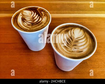 Deux tasses en papier à emporter Banque D'Images