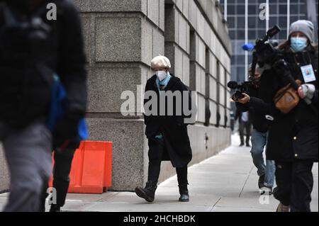 Isabel Maxwell arrive au palais de justice fédéral dans le district sud de New York pour le procès de Ghislaine Maxwell, où le jury poursuit ses délibérations sur la question de savoir si la socialite britannique est un prédateur dangereux qui a recruté des adolescents victimes d'abus sexuels par le financier Jeffrey Epstein.Date de la photo: Mercredi 29 décembre 2021. Banque D'Images