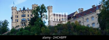 Vue sur le légendaire château de Neuschwanstein en automne avec des feuilles changeantes.Tourisme limité en raison de la pandémie de COVID 19 Banque D'Images