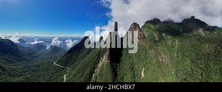 Carte postale vue panoramique de la chaîne de montagnes naturelle vue d'en haut avec des nuages formant Banque D'Images