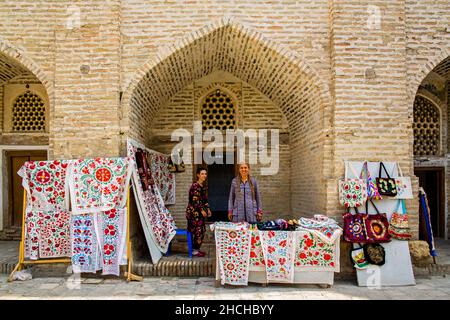 Vente de souvenirs à la Medrese de Kukeldash, Boukhara, la ville sainte, Ouzbékistan, Ouzbékistan Banque D'Images