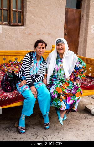 Femmes en costume traditionnel et en robe moderne, Ouzbékistan, Ouzbékistan Banque D'Images