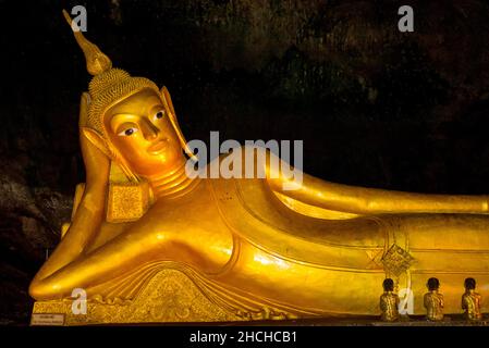 Bouddha couché, temple singe, temple Suwankuha couché Buddhar, temple grotte bouddha, Phang Na, Phuket, Thaïlande Banque D'Images