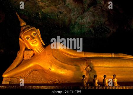 Bouddha couché, temple singe, temple Suwankuha couché Buddhar, temple grotte bouddha, Phang Na, Phuket, Thaïlande Banque D'Images