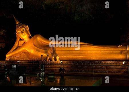 Bouddha couché, temple singe, temple Suwankuha couché Buddhar, temple grotte bouddha, Phang Na, Phuket, Thaïlande Banque D'Images