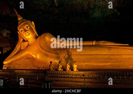 Bouddha couché, temple singe, temple Suwankuha couché Buddhar, temple grotte bouddha, Phang Na, Phuket, Thaïlande Banque D'Images