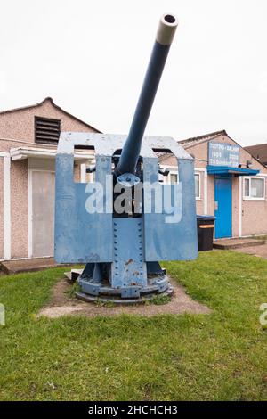 An Armstrong Whitworth, QF 12-Pounder Naval Gun Outside the Sea Cadets Tooting & Balham Building, Mellison Road, Londres, SW17, Angleterre,ROYAUME-UNI Banque D'Images