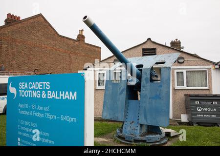 An Armstrong Whitworth, QF 12-Pounder Naval Gun Outside the Sea Cadets Tooting & Balham Building, Mellison Road, Londres, SW17, Angleterre,ROYAUME-UNI Banque D'Images