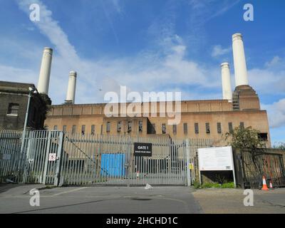 Les cheminées emblématiques originales de l'ancienne centrale électrique de Battersea avant le récent réaménagement et la transformation en bureaux, magasins et appartements Banque D'Images