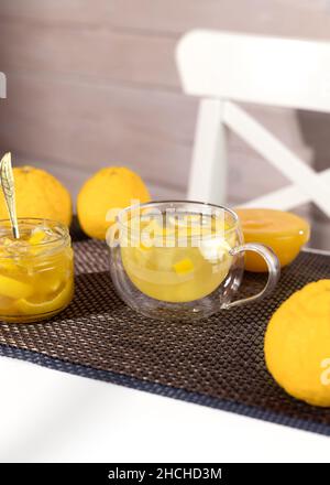 Thé yuzu à base de confiture d'agrumes yuzu et de miel.Yuja-chhong est une marmelade à base de zeste de yuzu, de jus et de miel. Banque D'Images