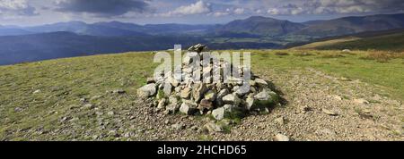 Le cairn du sommet de Watsons Dodd est tombé au-dessus de St Johns dans le village de Vale, près de Keswick, Lake District National Park, Cumbria, Angleterre, UK Watsons Dodd Banque D'Images