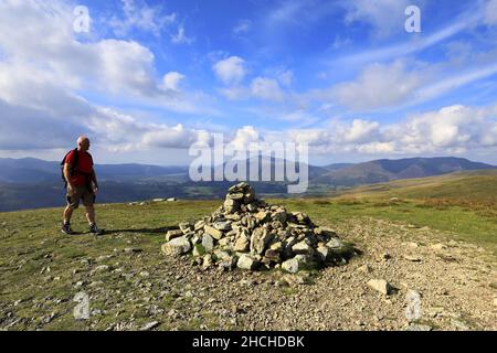 Walker au sommet cairn de Watsons Dodd est tombé au-dessus de St Johns dans le village de Vale, près de Keswick, Lake District National Park, Cumbria, Angleterre Banque D'Images