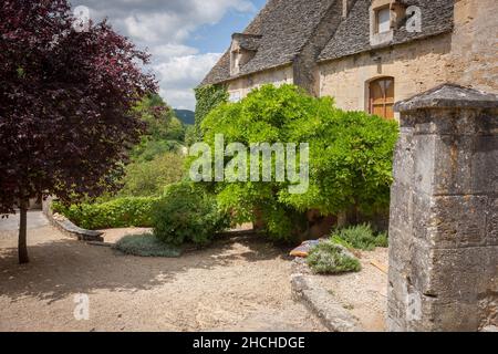 Belle entrée d'une ancienne maison en pierre et jardin France Banque D'Images