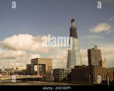 Le gratte-ciel couvert de nuages de Renzo Piano, en construction, et le pont numéro 1 de Londres, London Bridge, Londres, Angleterre, Royaume-Uni Banque D'Images