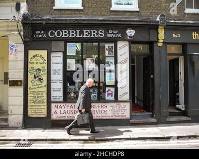 Atelier de réparation de pavés et de chaussures sur White Horse Street, Mayfair, Londres, Angleterre, Royaume-Uni Banque D'Images