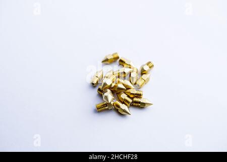 Nouvelles buses en laiton pour imprimante 3D isolées sur fond blanc Banque D'Images