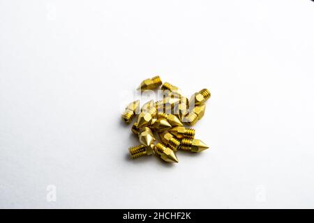 Nouvelles buses en laiton pour imprimante 3D isolées sur fond blanc Banque D'Images