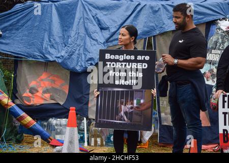 Huntingdon, Royaume-Uni. 1er août 2021. Des activistes du bien-être animal se sont rassemblés à l'extérieur du site de reproduction des beagles de MBR Acres pour demander la libération de 2000 beagles que les manifestants prétendent être utilisés dans des expériences cruelles. Des dizaines d'activistes ont également mis en place un camping à long terme à l'extérieur du site pour faire pression sur l'entreprise pour libérer les chiens et fermer les installations. Banque D'Images