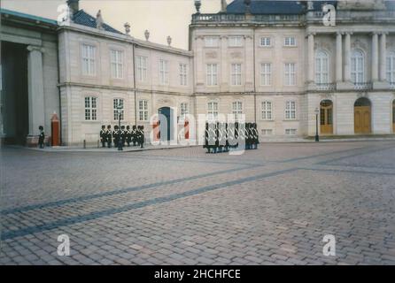 Changement des gardes au Palais Amalienborg à Copenhague, Danemark, pris en 1997 Banque D'Images