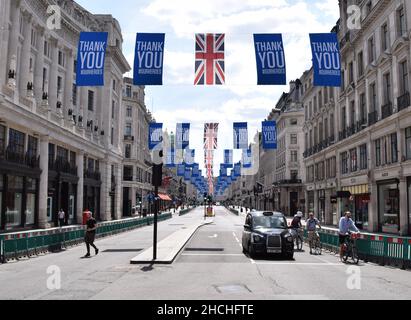 Merci, nos héros sont drapeaux sur la rue Regent pendant la pandémie du coronavirus.Londres, Royaume-Uni 12th juillet 2020. Banque D'Images