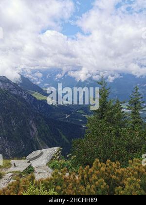 Plan vertical du nid de l'aigle en Allemagne sous le ciel nuageux Banque D'Images