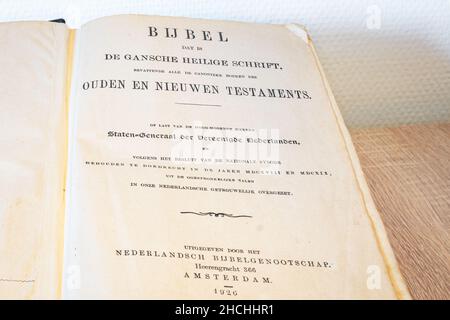 Première page de l'ancienne bible néerlandaise dans la traduction d'États (Statenvertaling) ou la Bible d'États (Statenbijbel) Banque D'Images