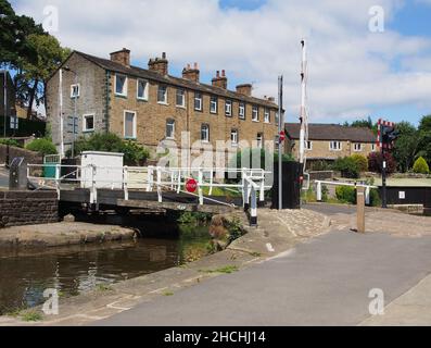 Pont tournant sur le canal de Thanet ou la branche des sources du canal de Leeds et Liverpool qui va de Skipton au château de Skipton. Banque D'Images