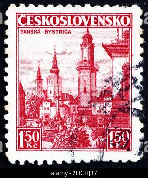 TCHÉCOSLOVAQUIE - VERS 1936: Un timbre imprimé en Tchécoslovaquie montre la ville de Banska Bystrica, vers 1936 Banque D'Images