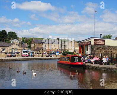 Touristes profitant du soleil au bassin du canal sur le canal de Leeds et Liverpool à Skipton, dans le North Yorkshire, en Angleterre. Banque D'Images