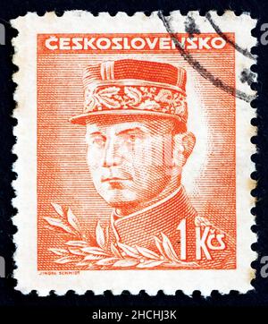 TCHÉCOSLOVAQUIE - VERS 1947 : un timbre imprimé en Tchécoslovaquie montre le général Milan Stefanik, politicien slovaque, diplomate et astronome, vers 194 Banque D'Images