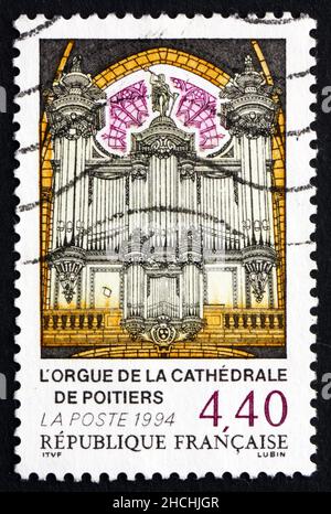 FRANCE - VERS 1994 : un timbre imprimé en France montre l'orgue, la cathédrale de Poiters, vers 1994 Banque D'Images