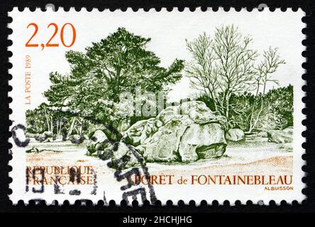 FRANCE - VERS 1989 : un timbre imprimé en France montre la forêt de Fontainebleau, vers 1989 Banque D'Images