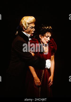 Act 2: Samuel Ramey (Baron Scarpia), Hildegard Behrens (Floria Tosca) dans TOSCA par Puccini à l'Opéra Royal, Covent Garden, Londres WC2 11/05/1991 chef d'orchestre: Michel Plasson set design: Renzo Mongiardino costumes: Marcel Escoisier éclairage de renouveau: John B Lire le directeur original: Franco Zeffirelli Revival réalisateur: John Cox Banque D'Images