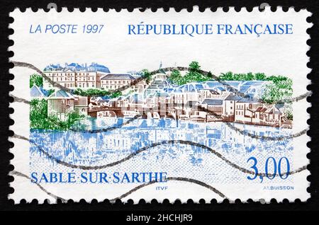 FRANCE - VERS 1997: Un timbre imprimé en France montre vue de sable-sur-Sarthe, commune dans le département de la Sarthe dans la région des pays de la Loire, ci Banque D'Images