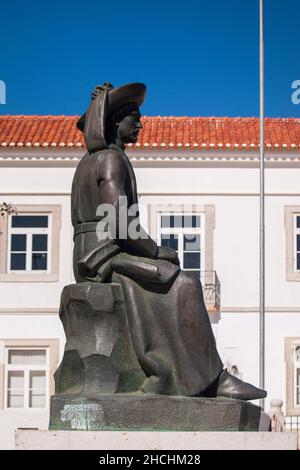 LAGOS, PORTUGAL - 23rd OCTOBRE 2021 : statue du navigateur de la famille, Infante Dom Henrique , sur la place de Lagos, Algarve, Portugal. Banque D'Images